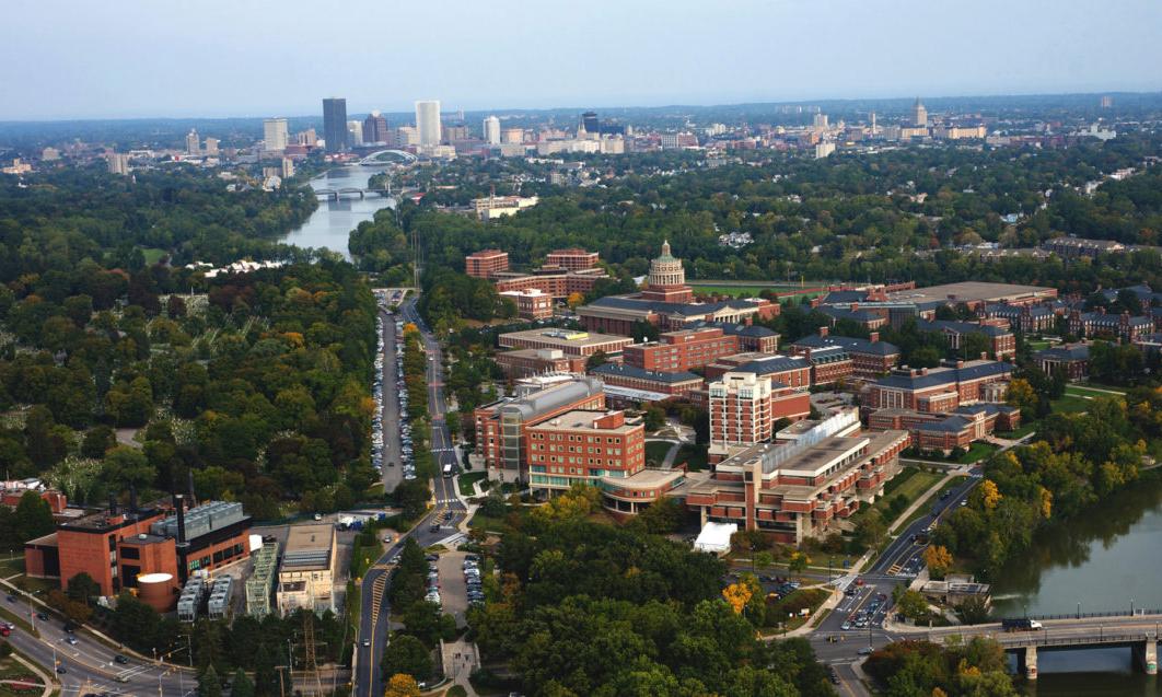 Aerial view of the 十大赌博正规老平台 campus and the downtown Rochester skyline